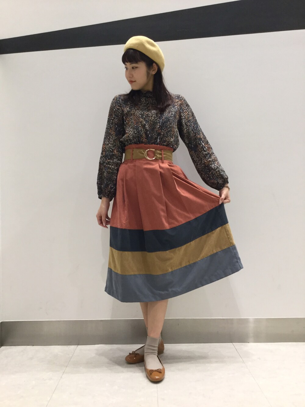 「バレエシューズ、きれいめカジュアル、ORiental TRaffic(ORiental TRaffic)、春コーデ、WA ORiental TRaffic、くすみカラー、9604」｜「REDYAZELの配色フレアスカート（スカート、オレンジ系）」を使った、ORientalTRaffic 京阪モール店さん（レディース・156cm）の春コーディネートの1枚目の写真