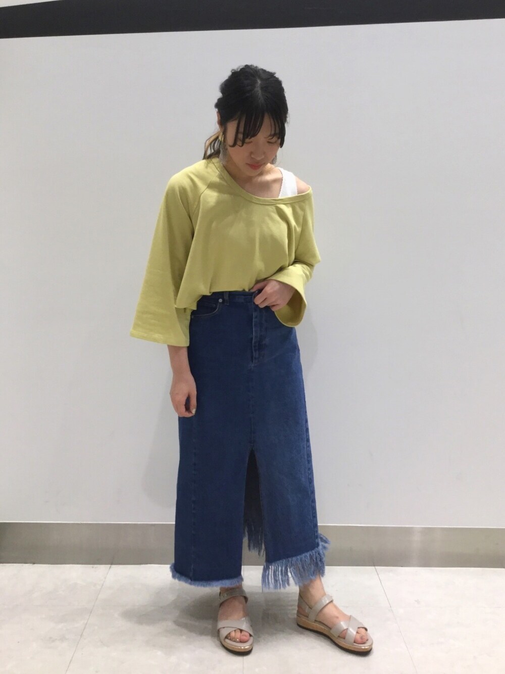 「ORiental TRaffic(ORiental TRaffic)、WA ORiental TRaffic、イエロー、サンダル、サンダルリゾート、ワンショルダー、夏コーデ、ロングスカート、コルクヒール、9232」｜「Kastaneのミニ裏毛短丈プルオーバー 2（Tシャツ/カットソー、イエロー系）」を使った、ORientalTRaffic 京阪モール店さん（レディース・156cm）の春コーディネートの1枚目の写真