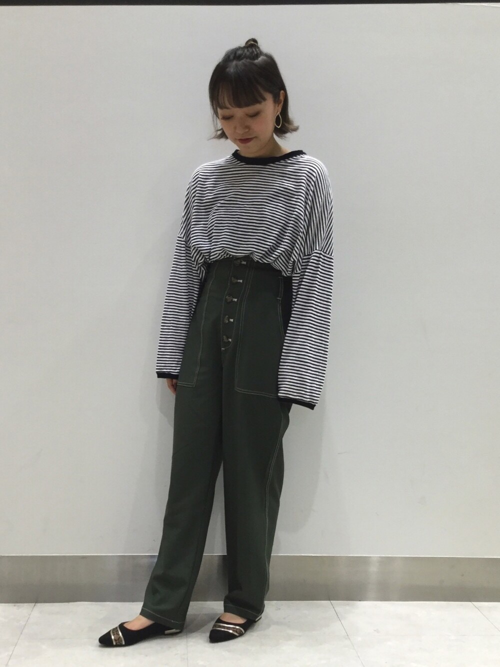「9307、ラクチンコーデ、おしゃれさんと繋がりたい、ボーダー、ハイウエスト、ジーナシス、オリエンタルトラフィック、ベイクドカラー、大人カジュアル、韓国ファッション」｜「JEANASISのフロントボタンハイウエストパンツ/836129（カーゴパンツ、グリーン系）」を使った、ORientalTRaffic 京阪モール店さん（レディース・156cm）の秋コーディネートの1枚目の写真