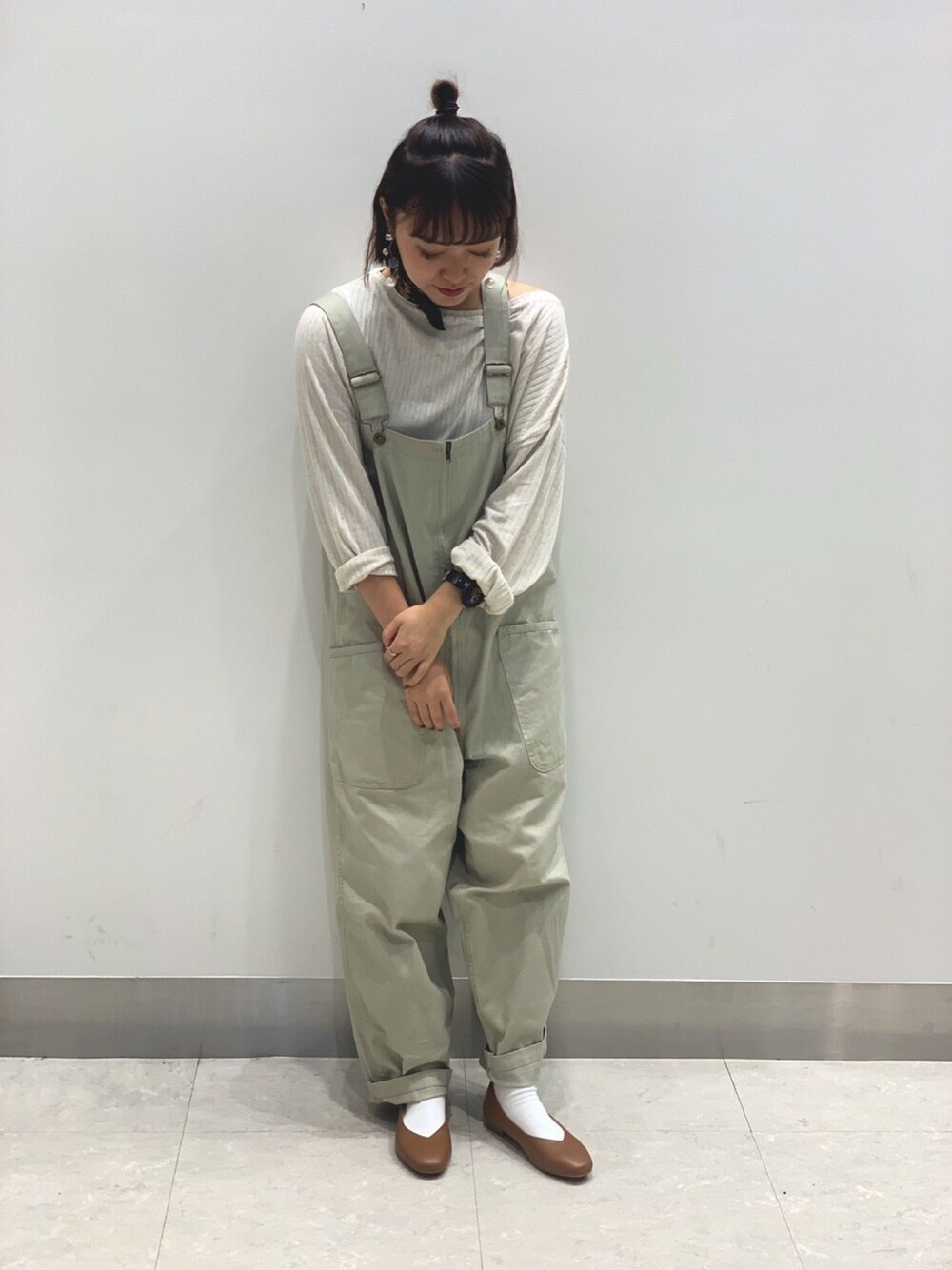「オリエンタルトラフィック、秋コーデ、カジュアルコーデ、カフェオレコーデ、ベージュ、wearhalloween2019、ビッグシルエット、パンプス、シンプルコーデ」｜「niko and...のツイルジップサロペット（サロペット/オーバーオール、ベージュ系）」を使った、ORientalTRaffic 京阪モール店さん（レディース・156cm）の秋コーディネートの1枚目の写真