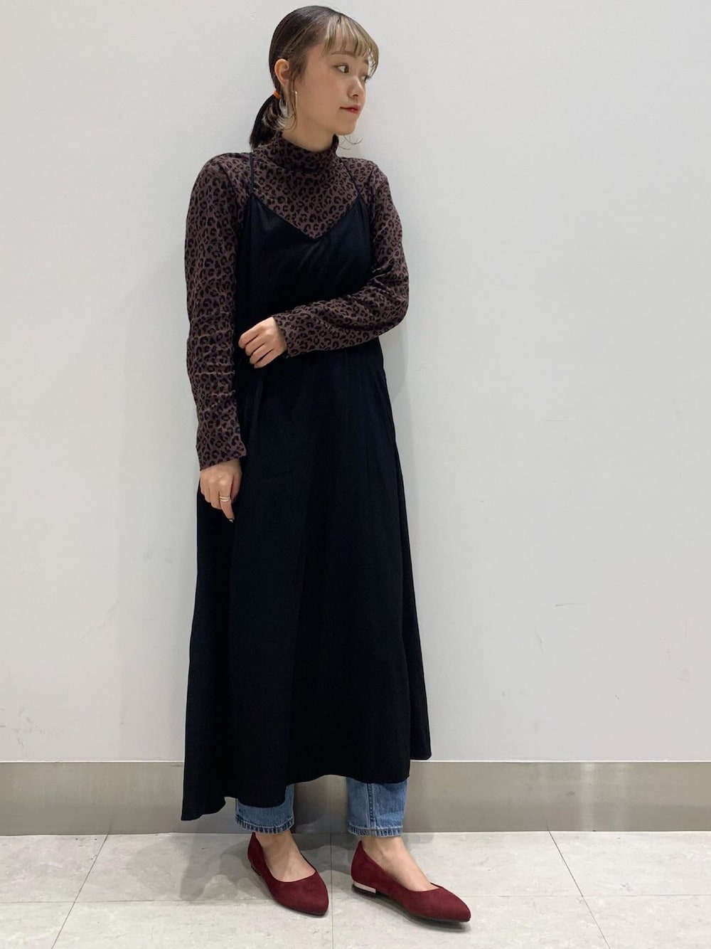 「2302、オリエンタルトラフィック、WA ORiental TRaffic、フラットパンプス、赤パンプス、大人カジュアル、ひょうが柄、キャミワンピ」｜「WA ORiental TRafficの【ふわふわクッション】ポインテッドトゥフラットパンプス/2302（パンプス、レッド系）」を使った、ORientalTRaffic 京阪モール店さん（レディース・156cm）の冬コーディネートの1枚目の写真