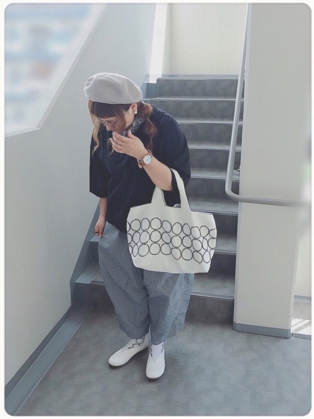 「ゆるコーデ、無印良品、ordinary fits、ミナペルホネン、ベレー帽、ベレー帽×メガネ、ナチュラルスタイル、ナチュラルコーデ、カジュアル、ボールパンツ」｜「PUAL CE CINのペイズリーバンダナ（その他小物、グレー系）」を使った、ぴーたさん（レディース・155cm）の夏コーディネートの1枚目の写真