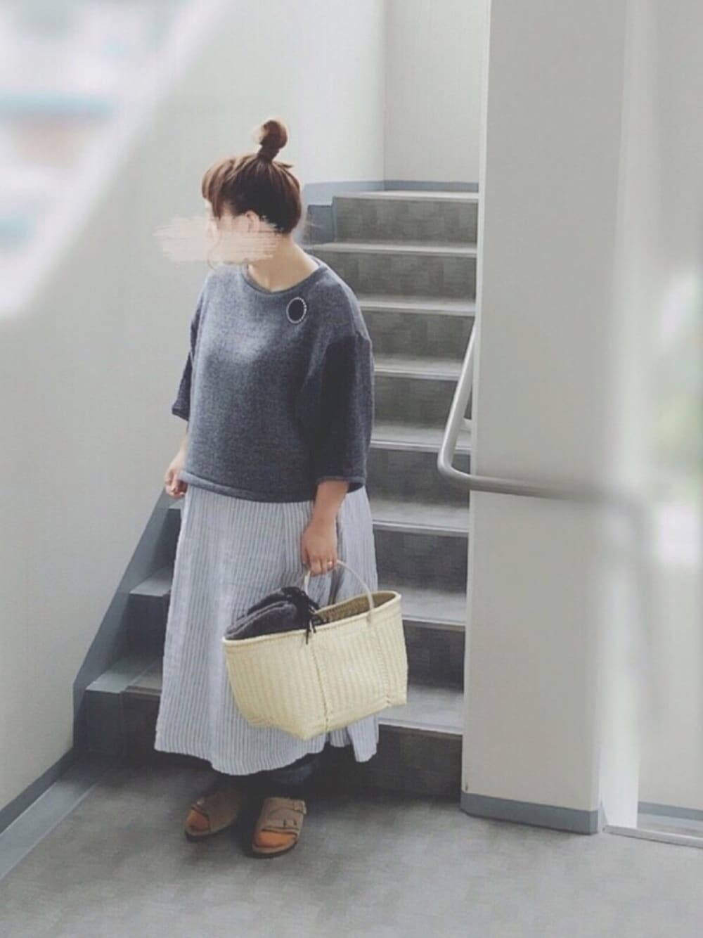 「ナチュラルスタイル、ナチュラルコーデ、nest robe、dosa、ビルケンシュトック、ミナペルホネン、カジュアルコーデ」｜「bulle de savonのW/Agネップ裏毛    そで太 P.O（Tシャツ/カットソー、ブルー系）」を使った、ぴーたさん（レディース・155cm）の秋コーディネートの1枚目の写真