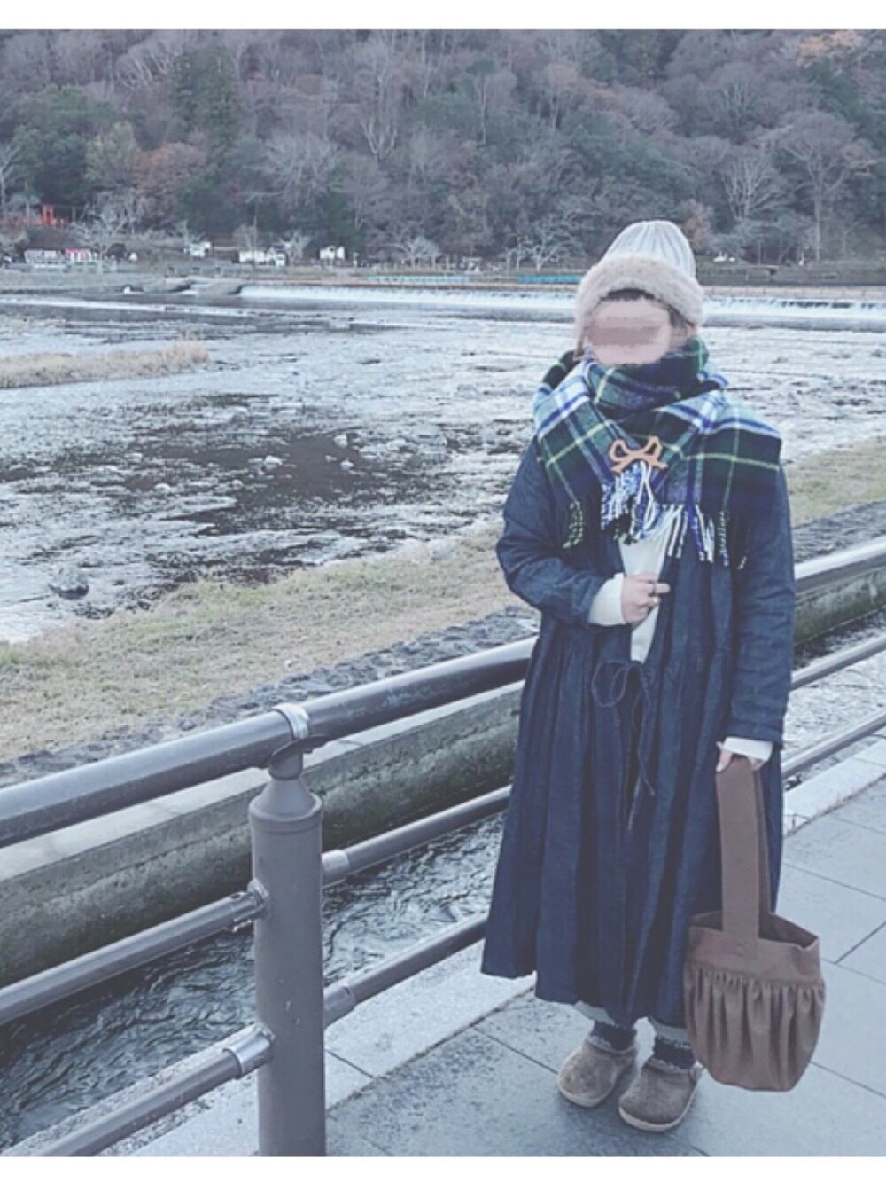 「カシュクールワンピース、休日スタイル、nest robe、tweedmill、大判ストール、Lin français d'antan、dantan、デニムオンデニム」｜「nest Robeのlinen denim cache-coeur dress（ワンピース、ブルー系）」を使った、ぴーたさん（レディース・155cm）の冬コーディネートの1枚目の写真