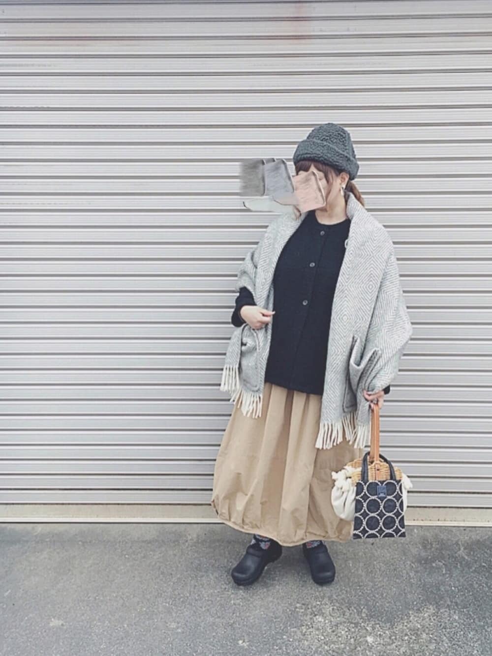 「BEAMS BOY、ボアハット、ラプアンカンクリ、大判ストール、バルーンスカート、dansko、mina perhonen、ミナペルホネン、ナチュラルスタイル、ナチュラルコーデ」｜「BEAMS BOYのDECHO / WOOL ボア ハット（ハット、グリーン系）」を使った、ぴーたさん（レディース・155cm）の冬コーディネートの1枚目の写真