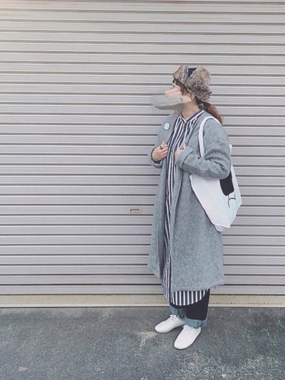 「シンプル、GU、ストライプワンピース、シャツワンピ、フライトキャップ、repetto、Noritake、ガウンコート、ナチュラルスタイル、カジュアルコーデ」｜「Samansa Mos2 blueのコーディガンコート（ステンカラーコート、グレー系）」を使った、ぴーたさん（レディース・155cm）の冬コーディネートの1枚目の写真