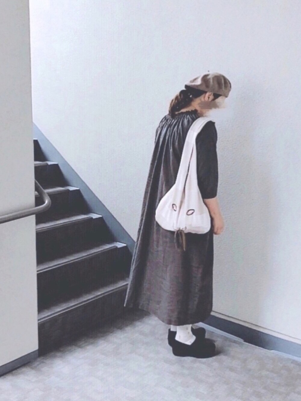 「秋服、うさバッグ、minaperhonen、Samansa Mos2、dansko、シャーリングワンピース、ベレー帽、ナチュラルコーデ、ナチュラルスタイル、ブラウンコーデ」｜「Samansa Mos2の前後着ギャザーワンピース（ワンピース、ブラウン系）」を使った、ぴーたさん（レディース・155cm）の秋コーディネートの1枚目の写真