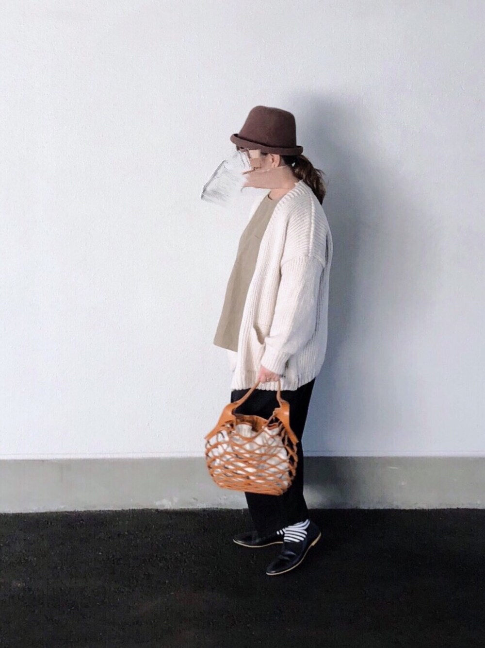 「シンプルおしゃれが好き、秋のコーデ、nest robe、ordinary fits、ボールパンツ、ナチュラルスタイル、ナチュラルカジュアル、ブラウン×ブラック、ざっくりニットカーディガン」｜「Oddsのアイテム（ハット、ブラウン系）」を使った、ぴーたさん（レディース・155cm）の秋コーディネートの1枚目の写真