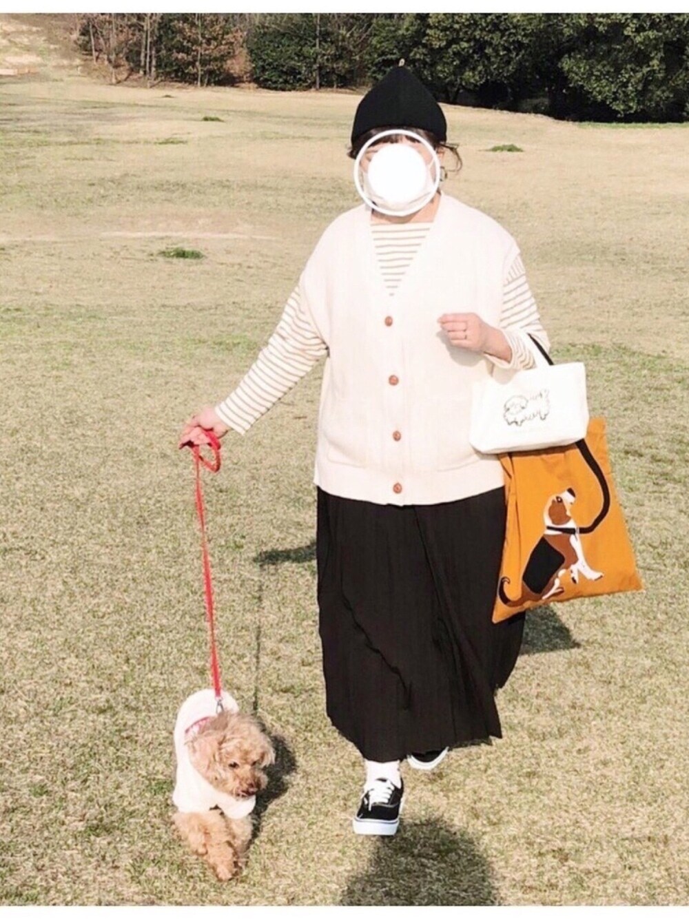 「大人カジュアル、ナチュラルカジュアル、GU、nest robe、VANS、ナチュラルスタイル、Samansa Mos2、プリーツスカート、ナチュラルコーデ」｜「Samansa Mos2のアイテム（スカート、ブラック系）」を使った、ぴーたさん（レディース・155cm）の春コーディネートの1枚目の写真