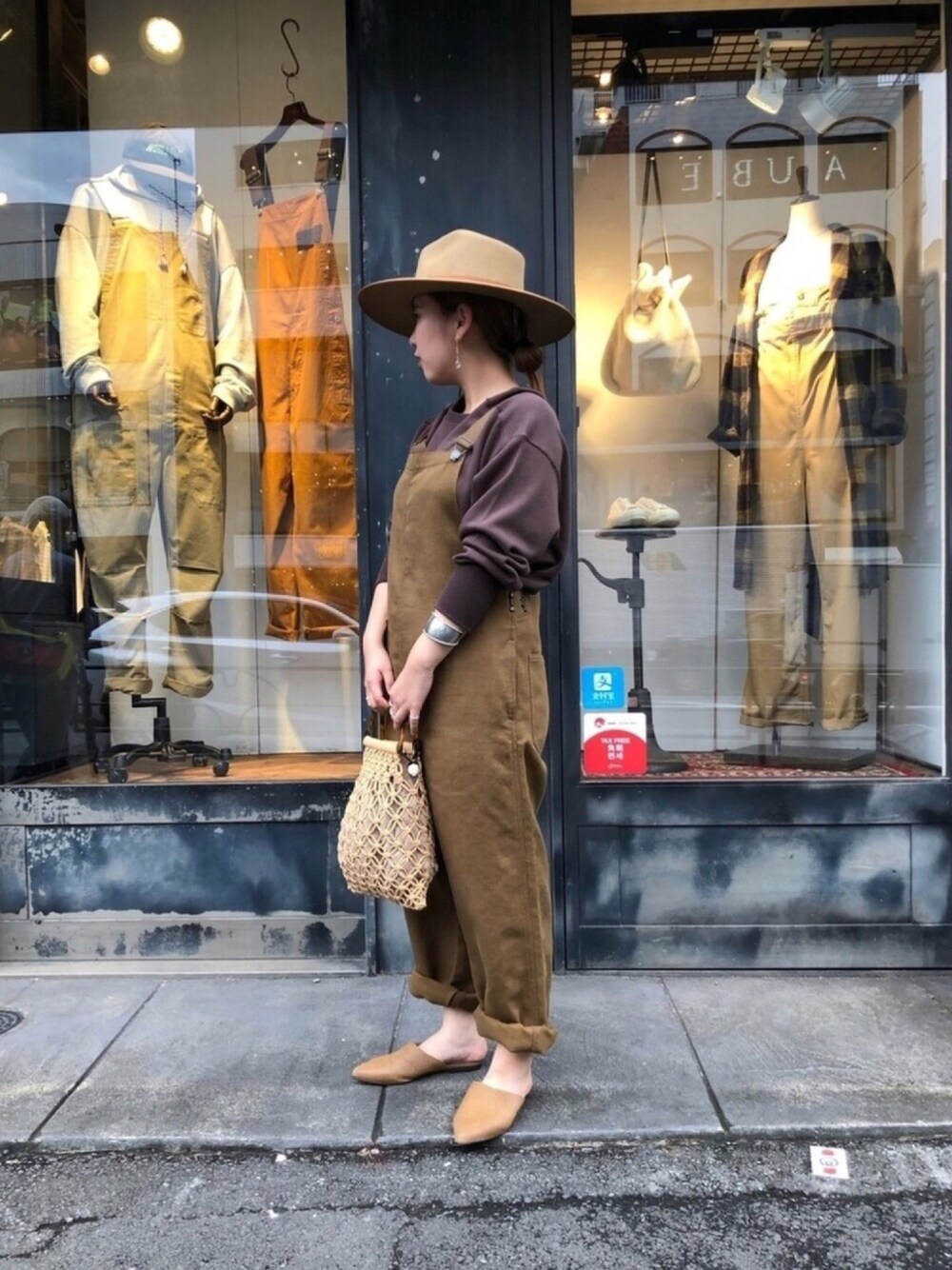 「秋コーデ、ゆるコーデ、サロペット、スタッフセンバツ、大人トレンドカジュアル、秋のカフェオレコーデ、Johnbull Private labo、johnbull、ジョンブル　プライベート　ラボ(Johnbull Private labo)、ジョンブル」｜「Johnbull Private laboのミリタリーサロペット（サロペット/オーバーオール、イエロー系）」を使った、rik@さん（レディース・157cm）の秋コーディネートの1枚目の写真