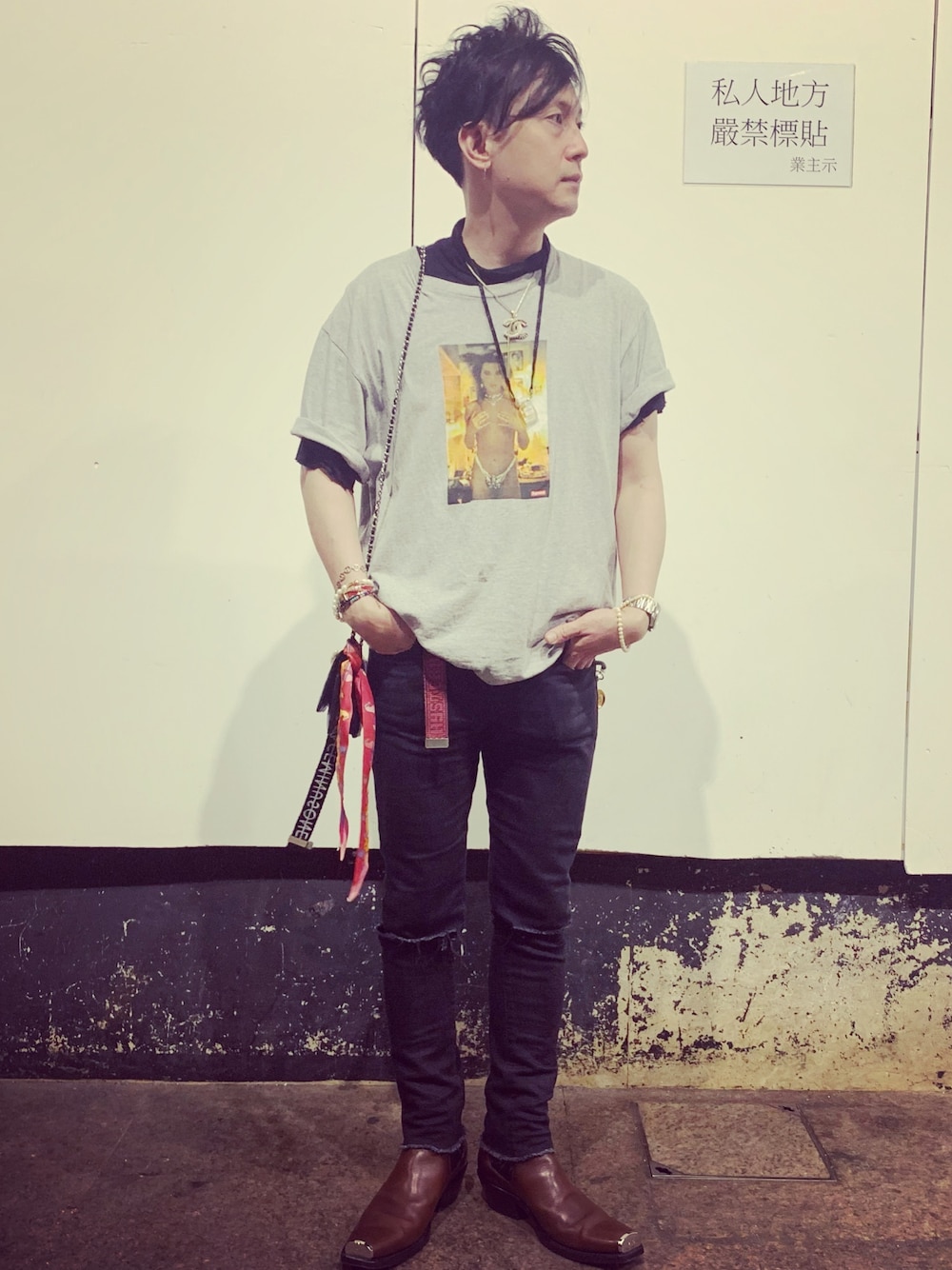 「ootd、outfit、fashion、STYLE、街頭穿搭、boots、牛仔褲、復古、男友風、夏」｜「Supreme のアイテム（Tシャツ/カットソー、グレー系）」を使った、jimchoi0317さん（メンズ・170cm）の春コーディネートの1枚目の写真