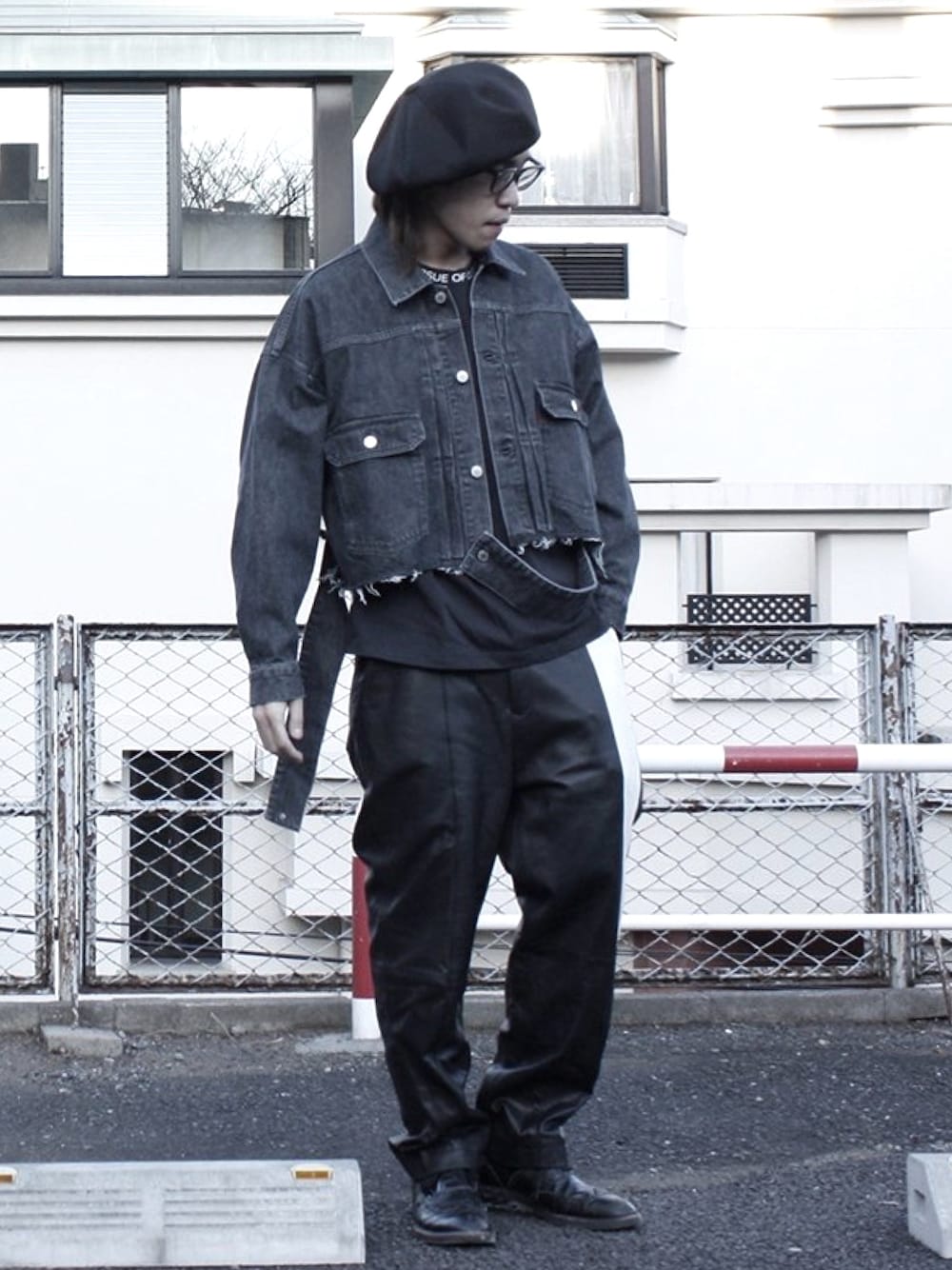 「neonsign、MUZE、H＞FRACTAL、ootd、ストリートMIX、レイヤードスタイル」｜「NEONSIGNのアイテム（デニムジャケット、グレー系）」を使った、tk3(たくみ) / HFRACTALさん（メンズ・178cm）の冬コーディネートの1枚目の写真