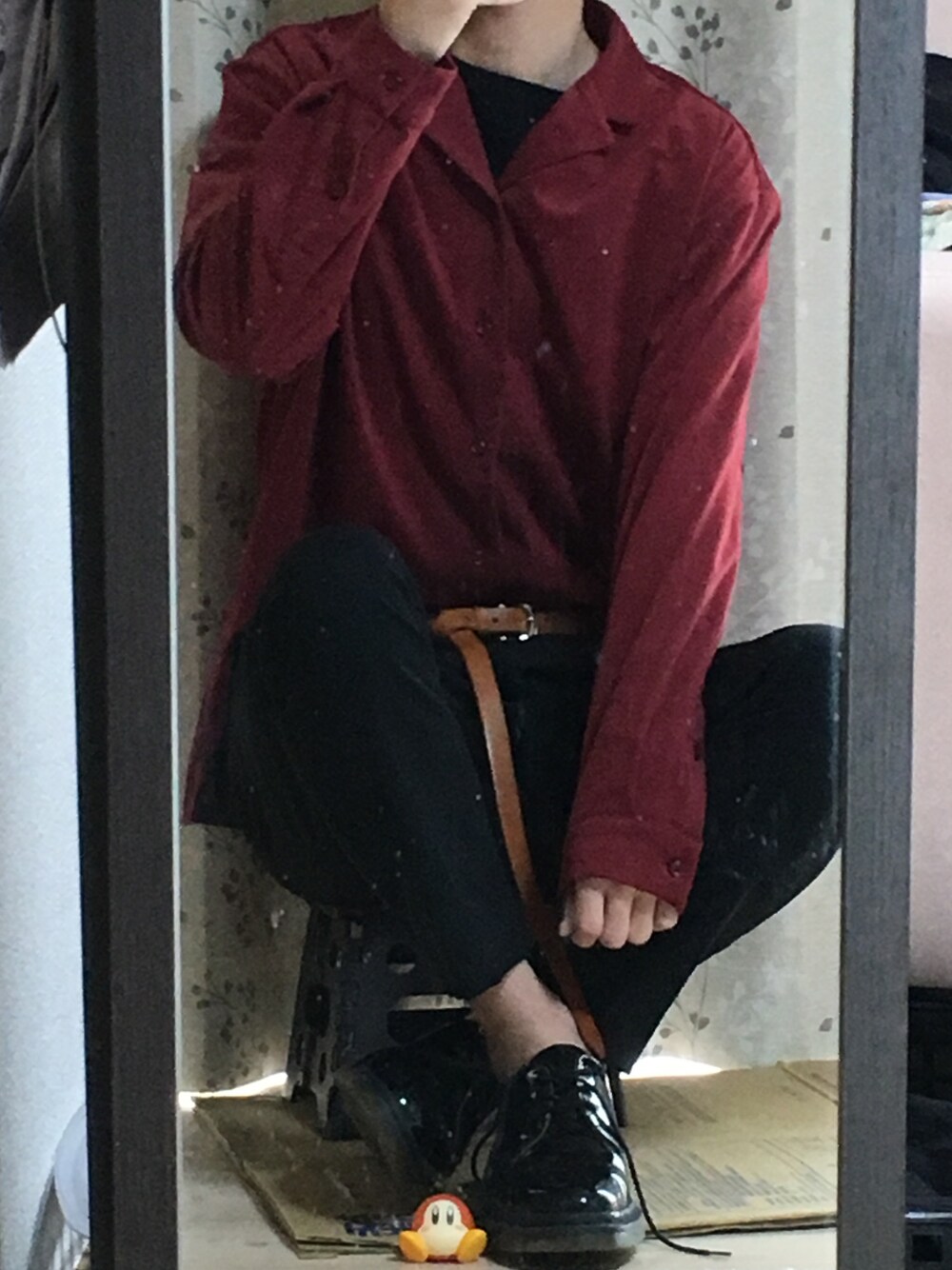 レッド系のシャツ/ブラウス、ブラック系のTシャツ/カットソー、ブラック系のスラックスを着用したメンズの春コーディネートの1枚目の写真