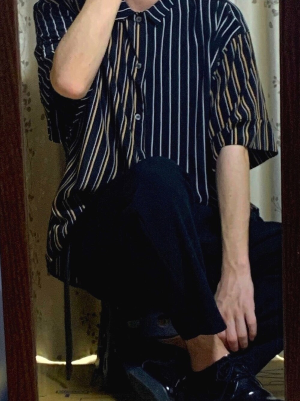 ブラック系のシャツ/ブラウス、ブラック系のスラックス、ブラック系のドレスシューズを着用したメンズの春コーディネートの1枚目の写真