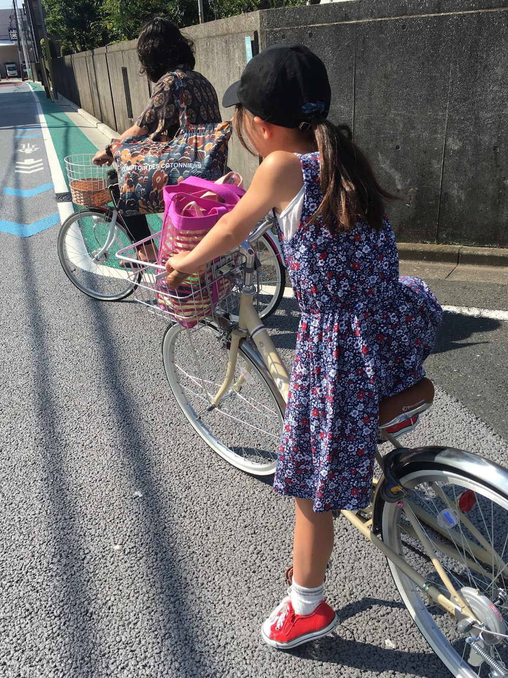 ブルー系のワンピース、レッド系のスニーカー、ベージュ系のその他を着用したレディースの夏コーディネートの1枚目の写真