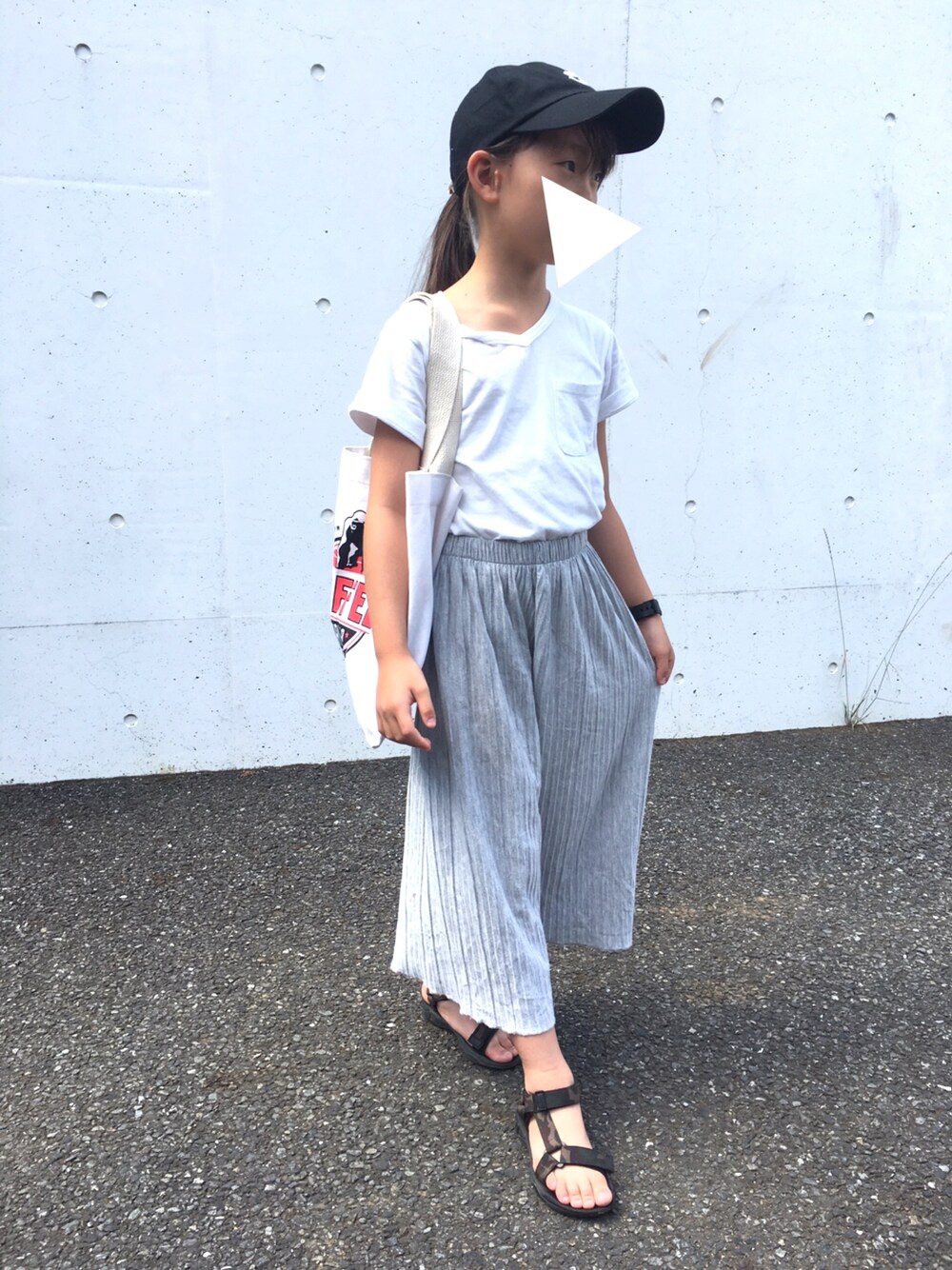 「夏休み、白Tシャツ、黒キャップ、キッズコーデ、キャンバストート、サンダル、シンプル、おしゃれさんと繋がりたい、リンクコーデ」｜「ZARA KIDSのアイテム（パンツ、グレー系）」を使った、しみさわさん（キッズ・126cm）の夏コーディネートの1枚目の写真