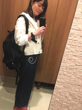 「黒リュック」｜「アイテム（デニムジャケット）」を使った、しみさわさん（レディース・164cm）の春コーディネート