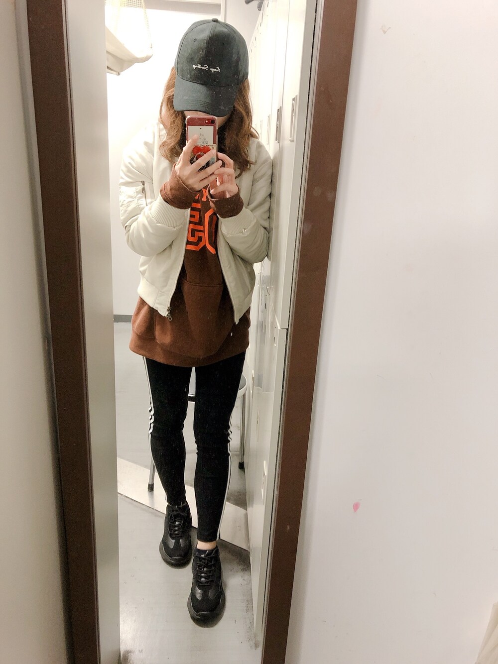 「スポーツミックス、平成最後、通勤スタイル、雨の日コーデ」｜「no brandのアイテム（キャップ、ブラック系）」を使った、おりりさん（レディース・157cm）の春コーディネートの1枚目の写真