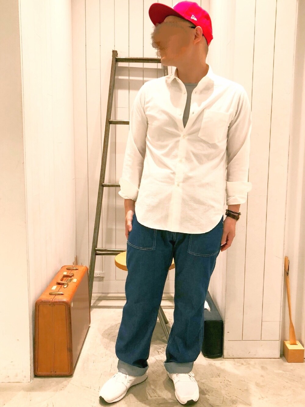 ホワイト系のシャツ/ブラウス、ブルー系のデニムパンツ、ホワイト系のスニーカーを着用したメンズの夏コーディネートの1枚目の写真