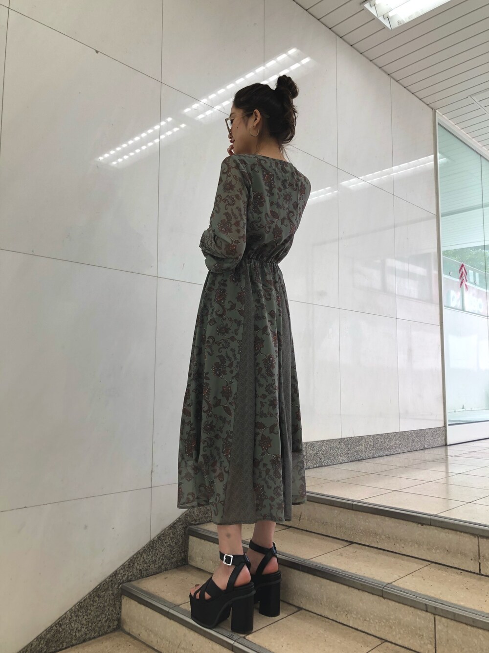 グリーン系のワンピース/ドレスを着用したレディースの冬コーディネートの1枚目の写真