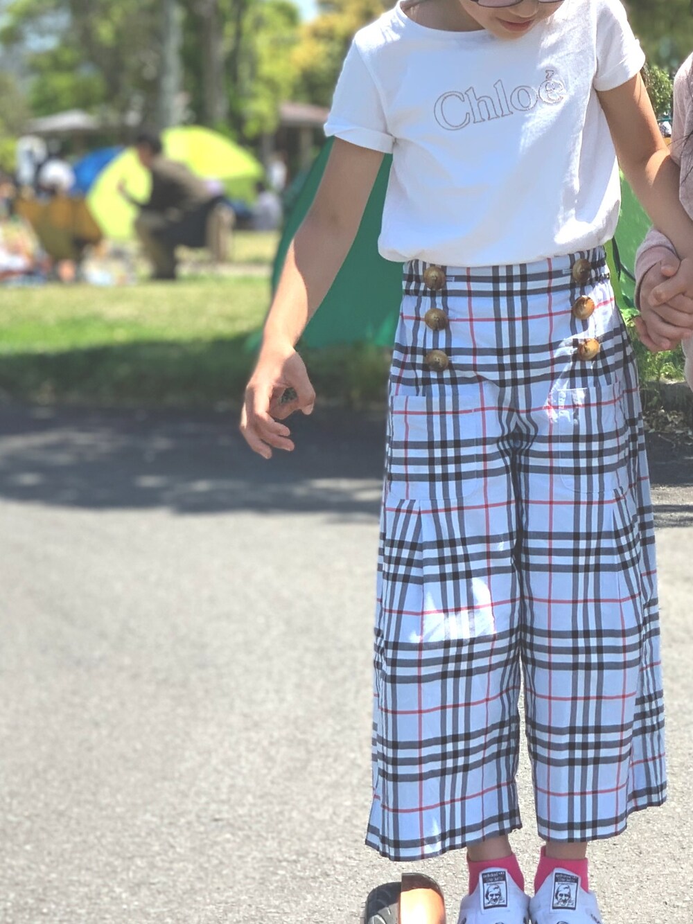 「女の子コーデ、海外子供服、海外ファッション、むすめ服」｜「BURBERRYのアイテム（その他パンツ、ブルー系）」を使った、rstwinsさん（キッズ・123cm）の春コーディネートの1枚目の写真