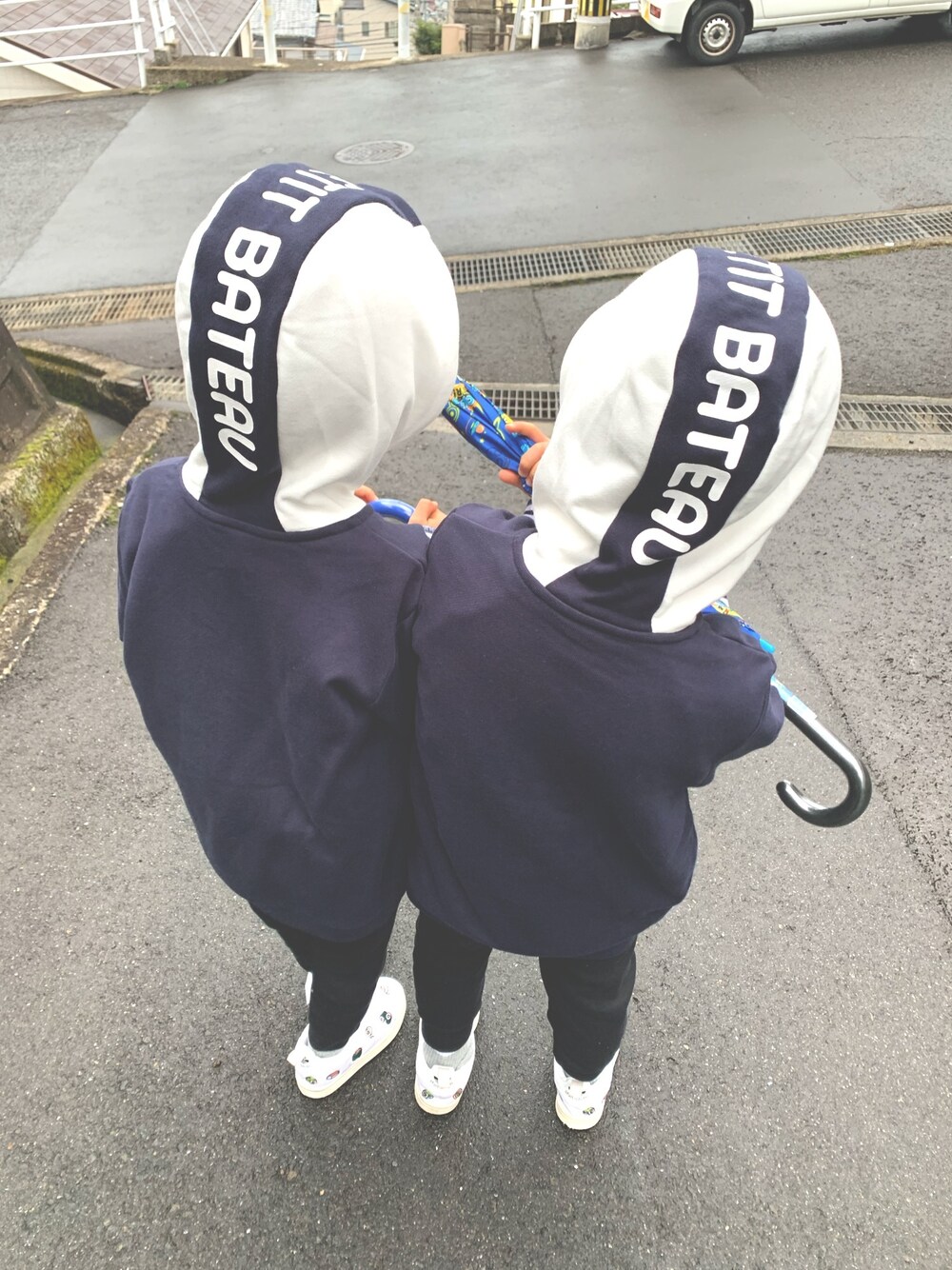「むすこーで、双子コーデ」｜「PETIT BATEAUのアイテム（パーカー、ブルー系）」を使った、rstwinsさん（キッズ・110cm）の春コーディネートの1枚目の写真