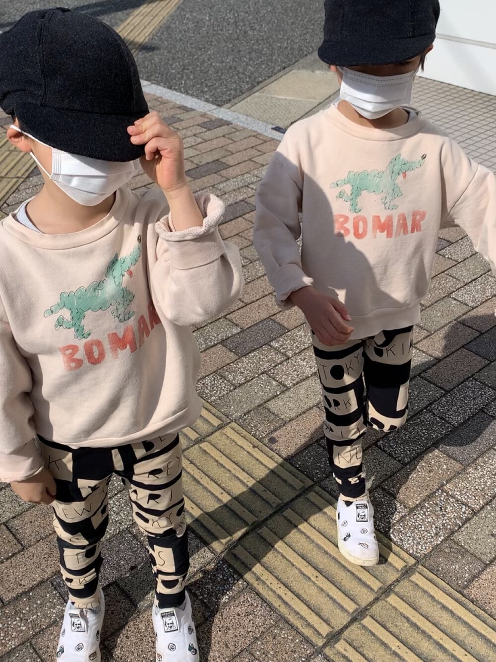 「おとこのこ、海外子供服、北欧ブランド、むすこーで、双子コーデ、海外ファッション」｜「WOLF&RITAのアイテム（キャップ、ブラック系）」を使った、rstwinsさん（キッズ・110cm）の春コーディネートの1枚目の写真