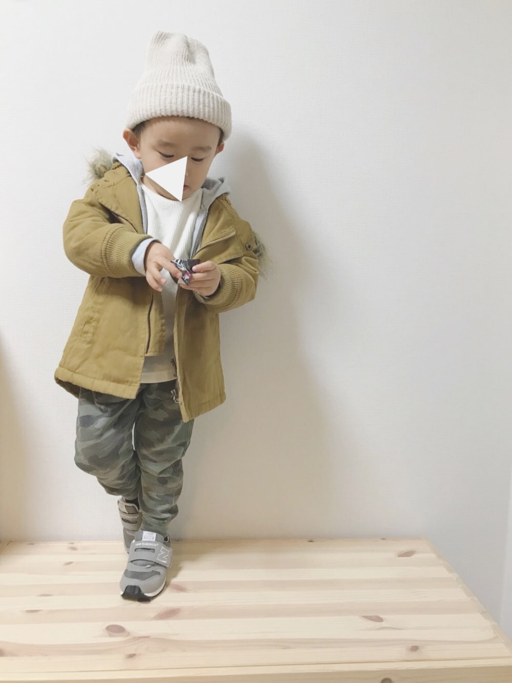 「パーカー、モッズコート、ワッフル、カモフラ、スウェットパンツ、冬、kids、おとこのこ、3歳」｜「COMECHATTO&CLOSETのARTEX WATCH CAP（ニットキャップ/ビーニー、ベージュ系）」を使った、kyomomoさん（キッズ・90cm）の秋コーディネートの1枚目の写真