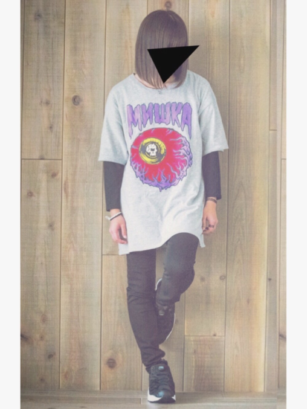 ブラック系のパンツ、ブラック系のTシャツ/カットソー、ブラック系のチョーカーを着用したレディースの春コーディネートの1枚目の写真