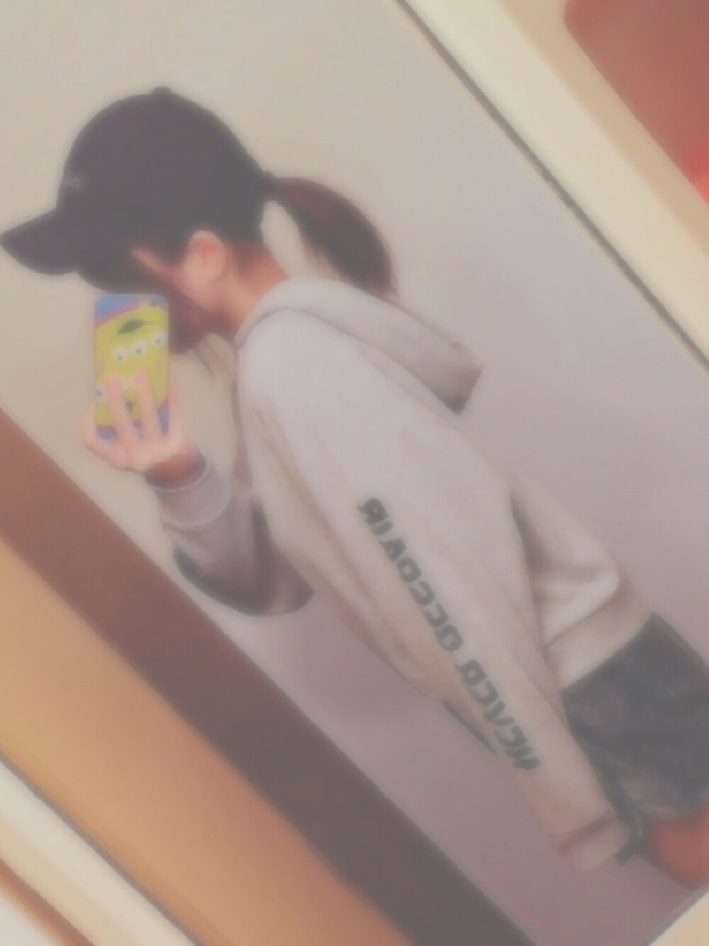 「ストリート系？、スポーティー、前のコーデ」｜「Honeysの袖ロゴパーカー（パーカー、グレー系）」を使った、ANNAさん（レディース・156cm）の夏コーディネートの1枚目の写真