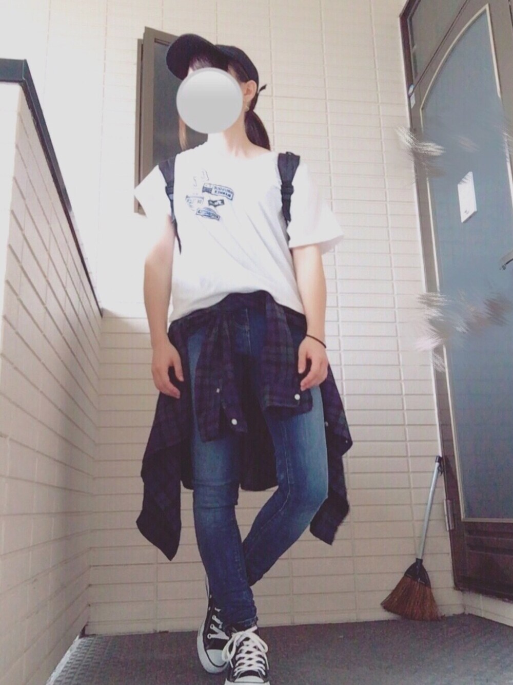 「カジュアル、Tシャツ、デニムパンツ、キャップ、チェックシャツ腰巻き、コンバース、リュック」｜「Championの∴WEGO/Champion LOWキャップ（キャップ、ブラック系）」を使った、ANNAさん（レディース・156cm）の夏コーディネートの1枚目の写真
