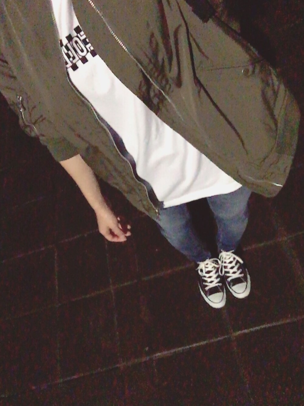 「MA-1 カーキ、長袖Tシャツ、スキニーパンツ、コンバース、リュック」｜「WEGOのアイテム（MA-1、その他）」を使った、ANNAさん（レディース・156cm）の夏コーディネートの1枚目の写真