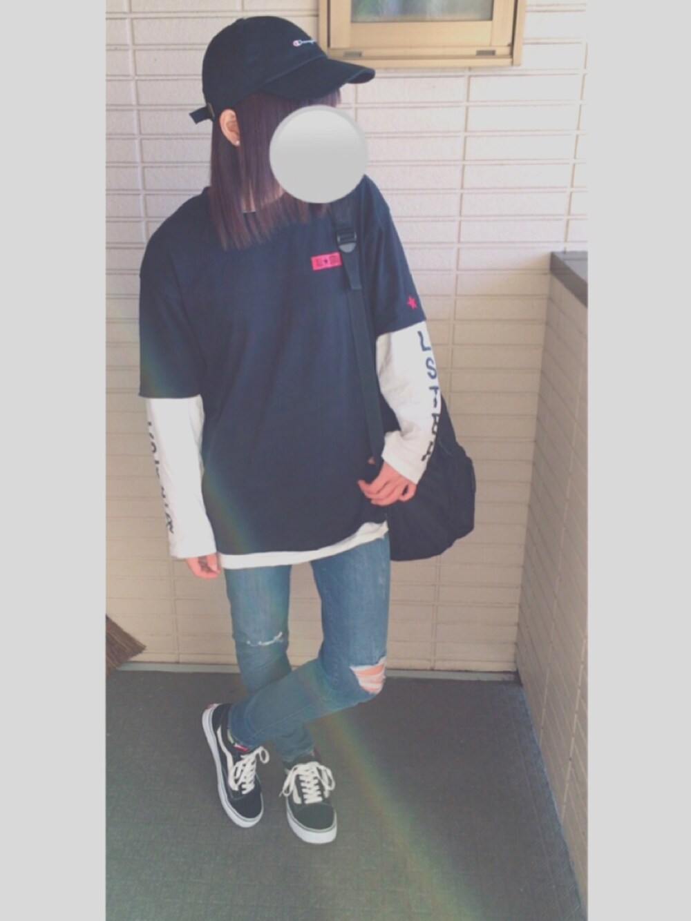 「Tシャツ、重ね着、ダメージジーンズ、リュック、キャップ、VANSのスニーカー」｜「Championの∴WEGO/Champion LOWキャップ（キャップ、ブラック系）」を使った、ANNAさん（レディース・156cm）の秋コーディネートの1枚目の写真