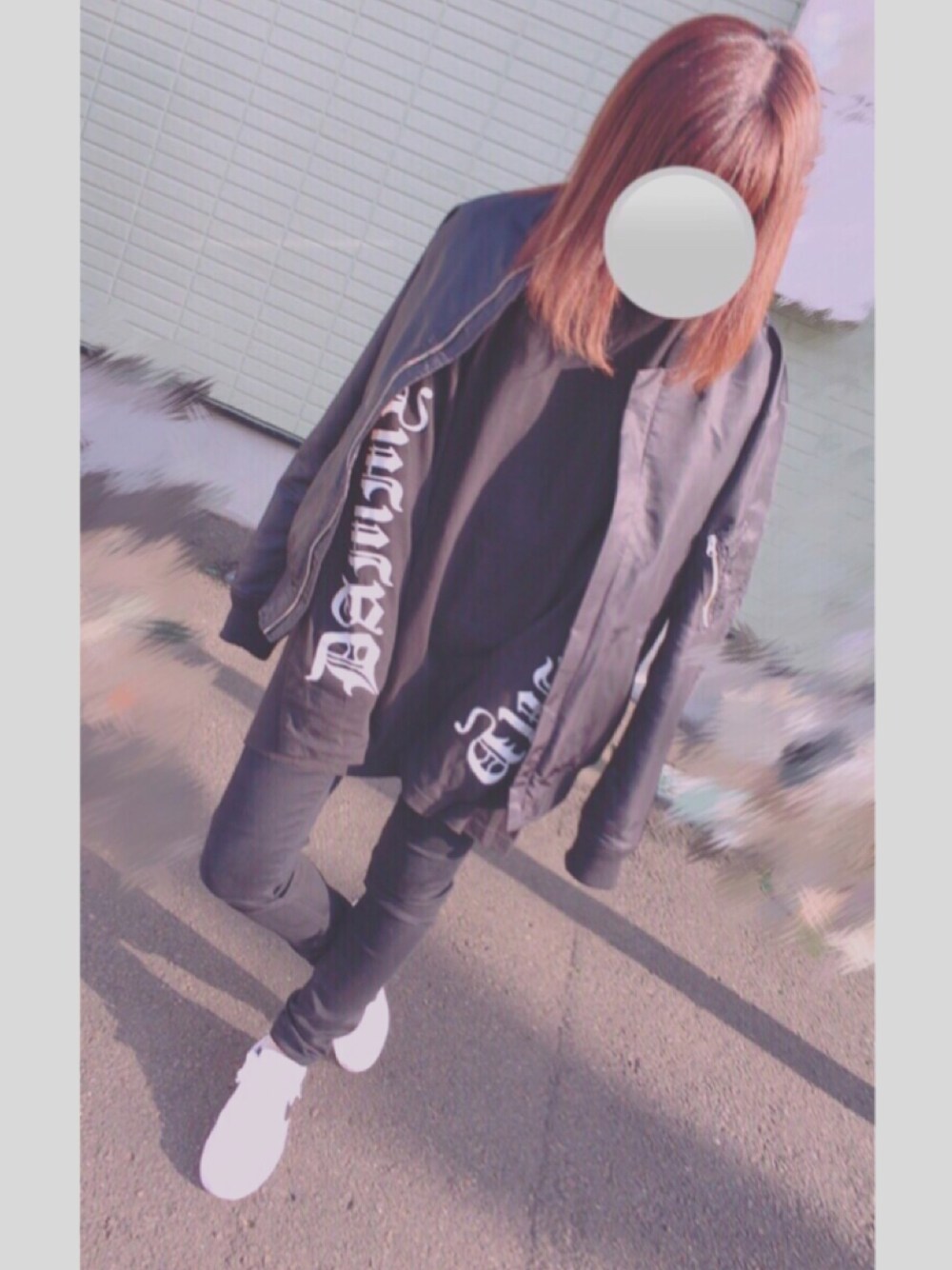 「MA-1、スキニーパンツ、Tシャツ、ナイキスニーカー、黒白コーデ」｜「WEGOのWEGO/ナイロンMA-1（MA-1、ブラック系）」を使った、ANNAさん（レディース・156cm）の秋コーディネートの1枚目の写真