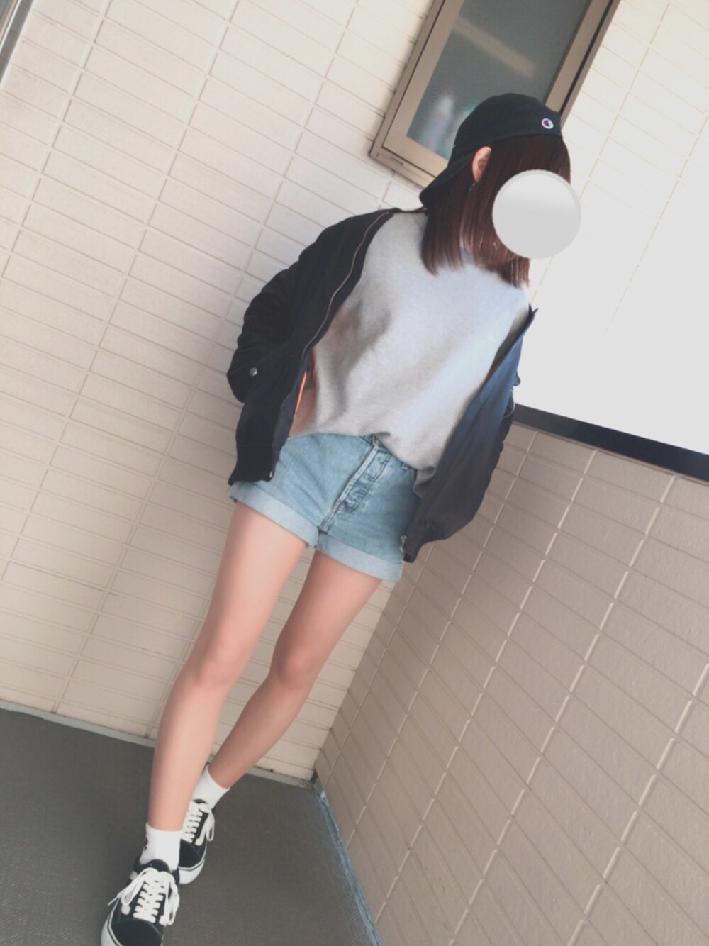 「ショーパンスタイル、MA-1、#ショーパン、トレーナー、VANSのスニーカー、靴下、キャップ、キャップ後ろかぶり」｜「Championの∴WEGO/Champion LOWキャップ（キャップ、ブラック系）」を使った、ANNAさん（レディース・156cm）の春コーディネートの1枚目の写真