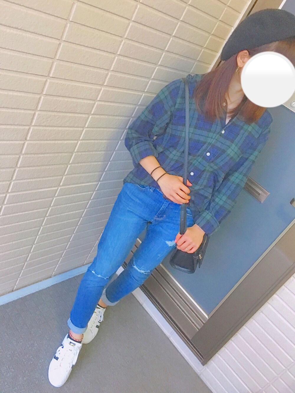 「秋っぽく？、チェックシャツ、ベレー帽、ダメージジーンズ、adidasスニーカー、ショルダーバッグ 黒」｜「WEGOのWEGO/ネルシャツ（シャツ/ブラウス、グリーン系）」を使った、ANNAさん（レディース・155cm）の秋コーディネートの1枚目の写真
