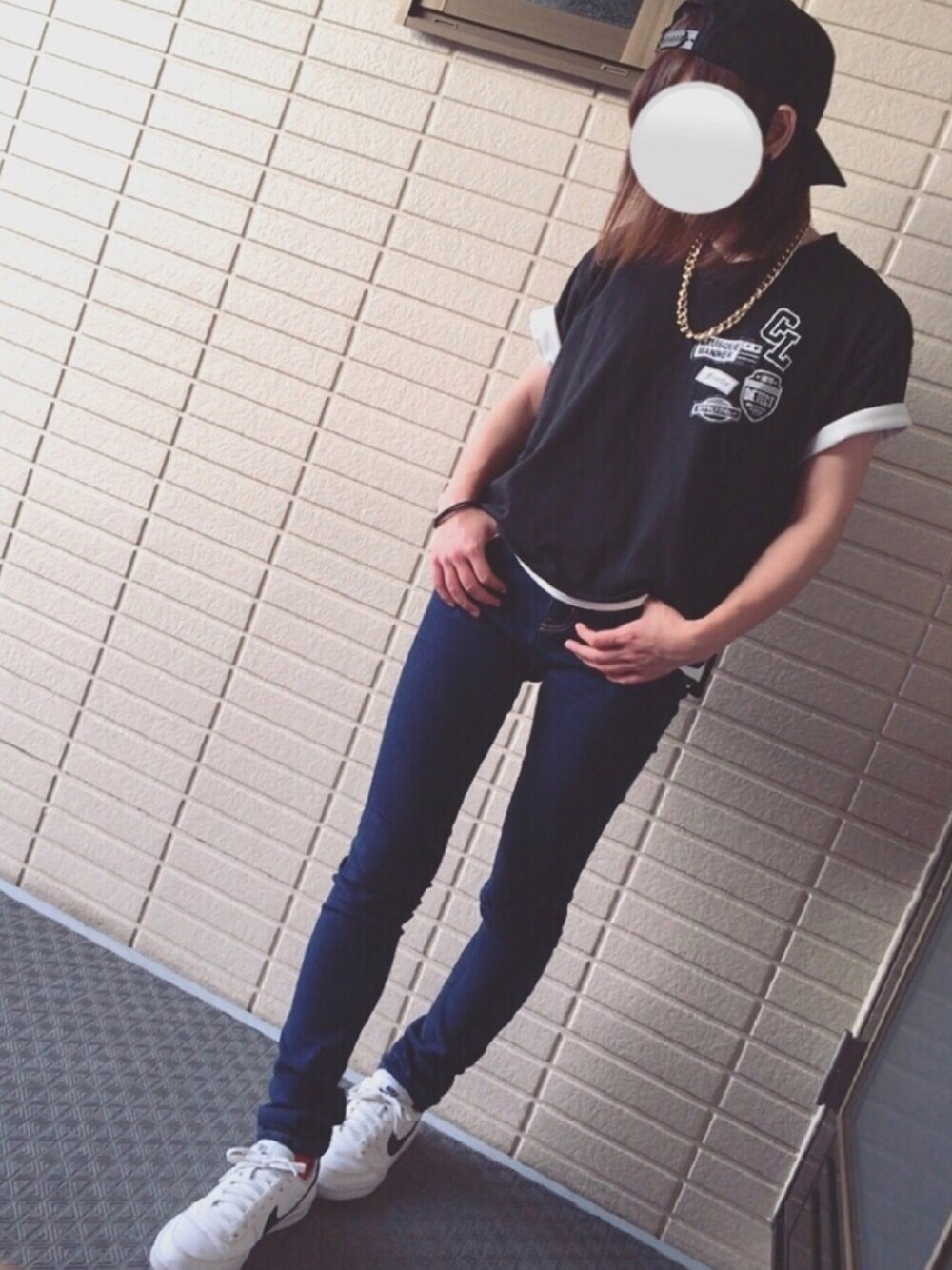 「ストリートっぽく、Tシャツ、重ね着、チェーンネックレス、スキニーデニム、キャップ後ろかぶり、ナイキスニーカー」｜「Championの∴WEGO/Champion カーブキャップ（キャップ、ブラック系）」を使った、ANNAさん（レディース・156cm）の夏コーディネートの1枚目の写真