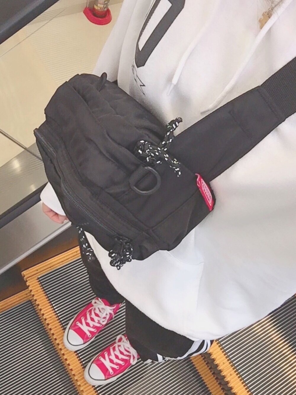 「ストリート服が好き、ストリート、シンプルコーデ、adidas、コンバース」｜「WEGOのアイテム（ショルダーバッグ、ブラック系）」を使った、ANNAさん（レディース・155cm）の秋コーディネートの1枚目の写真