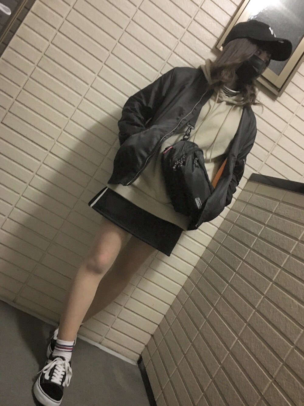 「雰囲気、オルチャン風、キャップ女子、スカート×スニーカー、MA-1、パーカースタイル、黒マスク」｜「NEW ERAのニューエラ 9TWENTY キャップ ストラップバック ウォッシュドコットン MLB ニューヨークヤンキース NEW ERA（キャップ、ブラック系）」を使った、ANNAさん（レディース・156cm）の冬コーディネートの1枚目の写真