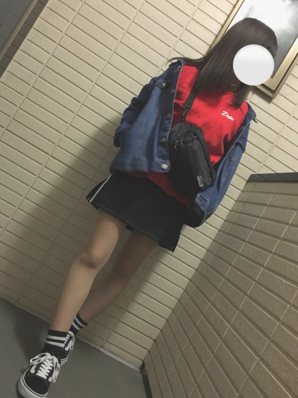 「オルチャン風ファッション、デニムジャケット、春コーデ、ラインスカート、VANSのスニーカー、ショルダーバッグ、Tシャツ、タートルネック」｜「WEGOのアイテム（ボディバッグ/ウエストポーチ、ブラック系）」を使った、ANNAさん（レディース・156cm）の春コーディネートの1枚目の写真