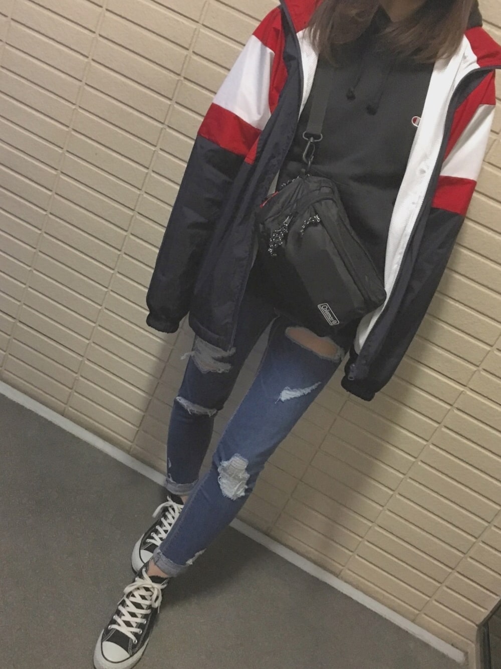 「ダメージジーンズ、ショルダーバッグ、champion パーカー、コンバース、ナイロンジャケット」｜「GUのアイテム（ナイロンジャケット、その他）」を使った、ANNAさん（レディース・156cm）の春コーディネートの1枚目の写真