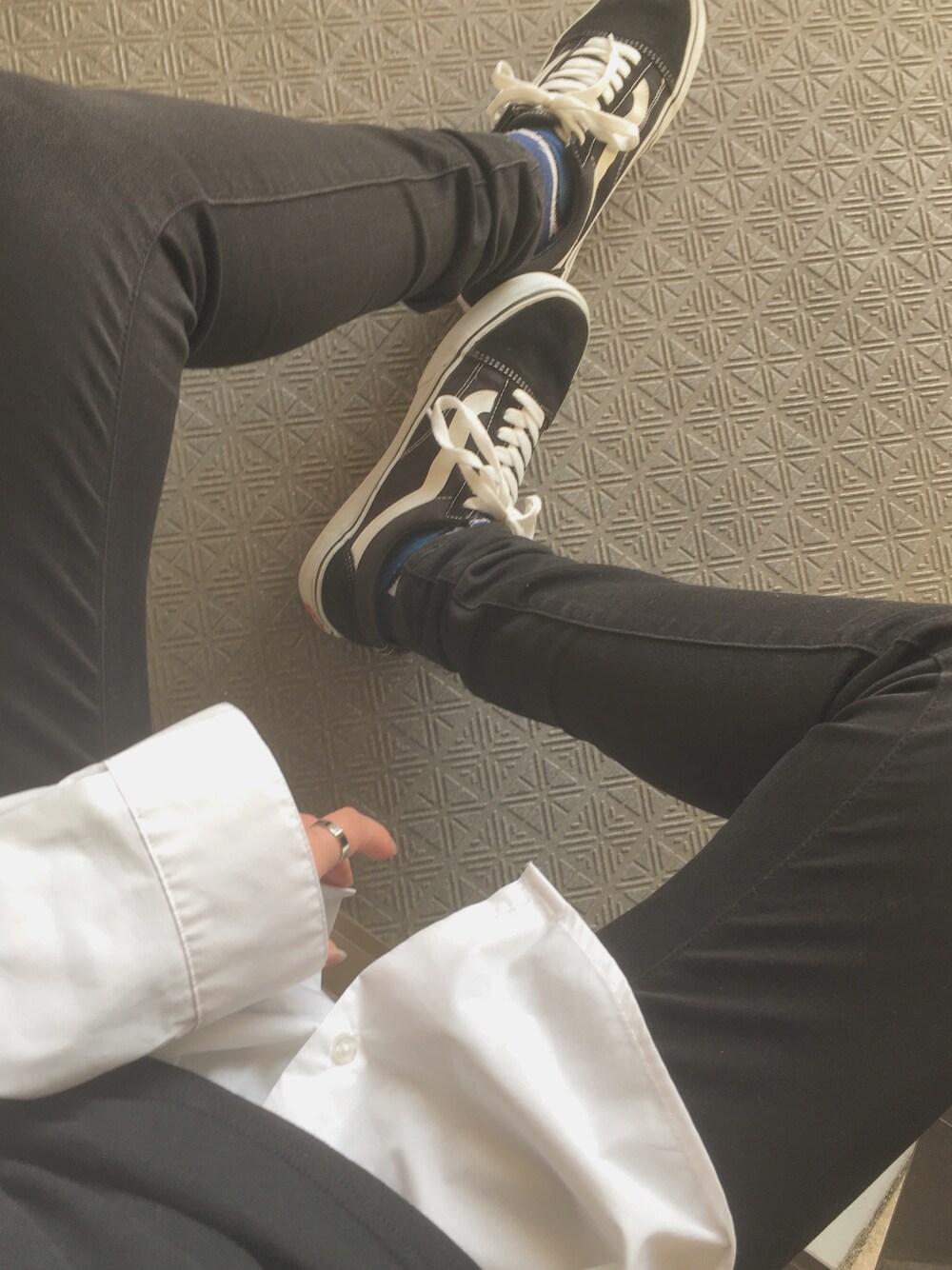 「韓国風コーデ、シャツスタイル、重ね着、スキニー、VANSのスニーカー」｜「VANSのVANS ヴァンズ OLD SKOOL DX オールドスクール DX V36CL+ BLACK（スニーカー、ブラック系）」を使った、ANNAさん（レディース・156cm）の春コーディネートの1枚目の写真