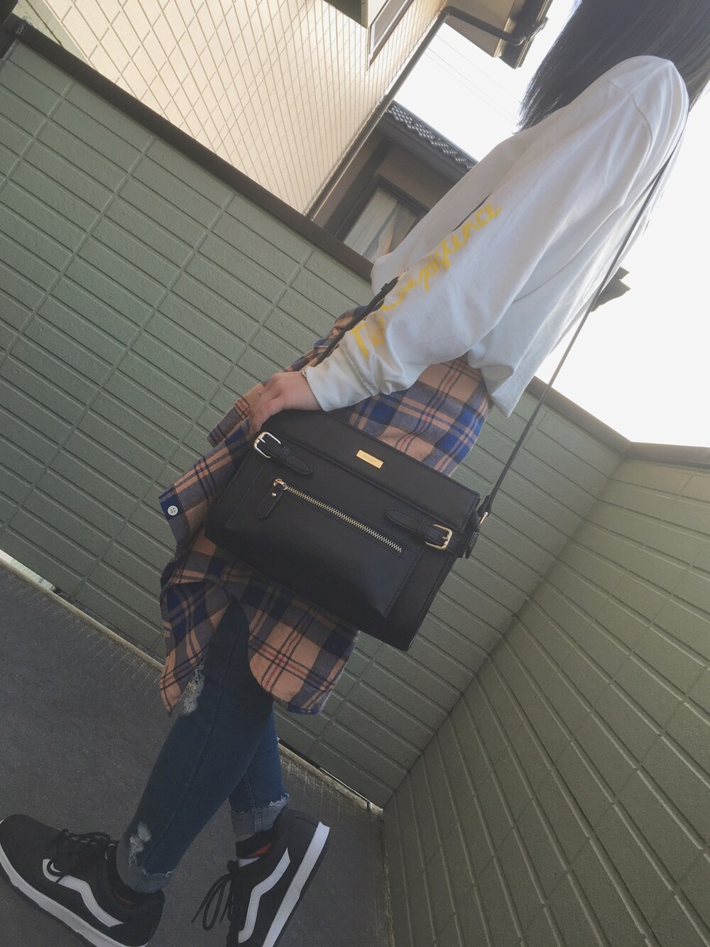 「春コーデ、Tシャツ×デニム、ダメージジーンズ、ショルダーバッグ 黒、VANSのスニーカー、腰巻きスタイル」｜「WEGOのアイテム（トップス、ホワイト系）」を使った、ANNAさん（レディース・156cm）の春コーディネートの1枚目の写真