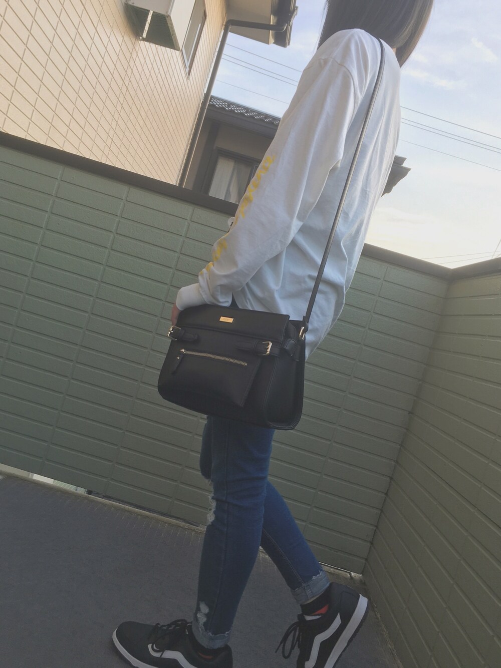 「春コーデ、シンプルスタイル、Tシャツ×デニム、ダメージジーンズ、ショルダーバッグ 黒、VANSのスニーカー」｜「WEGOのアイテム（トップス、ホワイト系）」を使った、ANNAさん（レディース・156cm）の春コーディネートの1枚目の写真