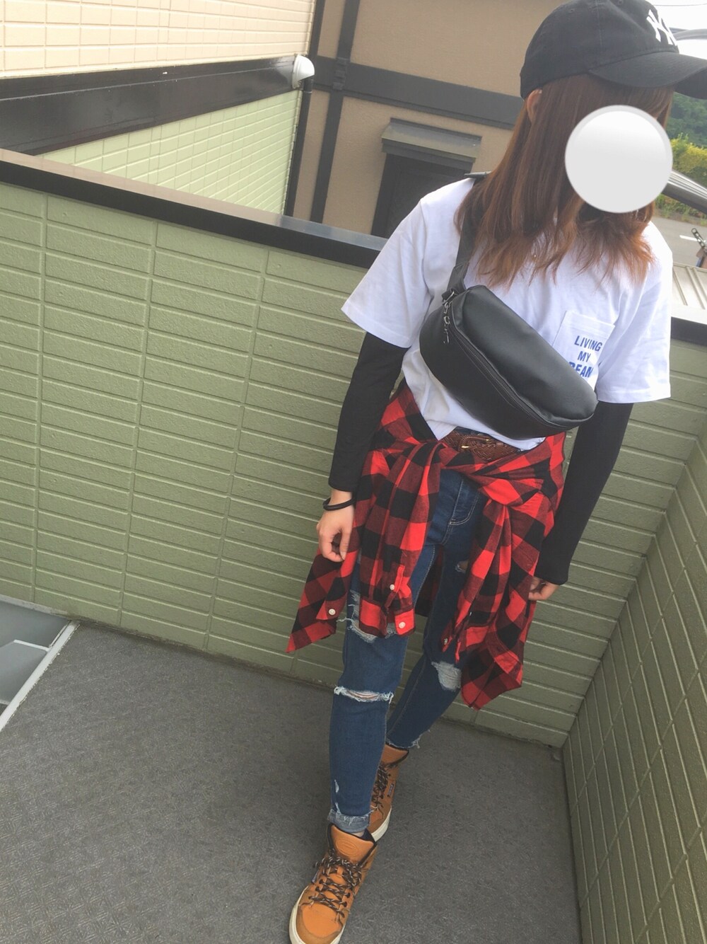 「カジュアルコーデ、キャップ女子、キャップ、Tシャツ×デニム、ウエストポーチ、チェックシャツ、ダメージジーンズ、スニーカー」｜「NEW ERAのニューエラ 9TWENTY キャップ ストラップバック ウォッシュドコットン MLB ニューヨークヤンキース NEW ERA（キャップ、ブラック系）」を使った、ANNAさん（レディース・156cm）の夏コーディネートの1枚目の写真