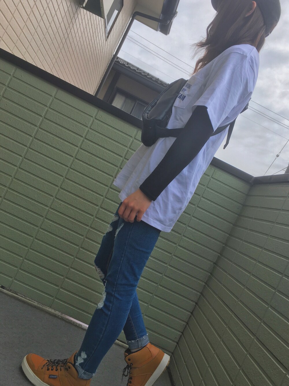 「カジュアルコーデ、キャップ女子、キャップ、Tシャツ×デニム、ダメージジーンズ、ウエストポーチ、スニーカー」｜「NEW ERAのニューエラ 9TWENTY キャップ ストラップバック ウォッシュドコットン MLB ニューヨークヤンキース NEW ERA（キャップ、ブラック系）」を使った、ANNAさん（レディース・156cm）の夏コーディネートの1枚目の写真