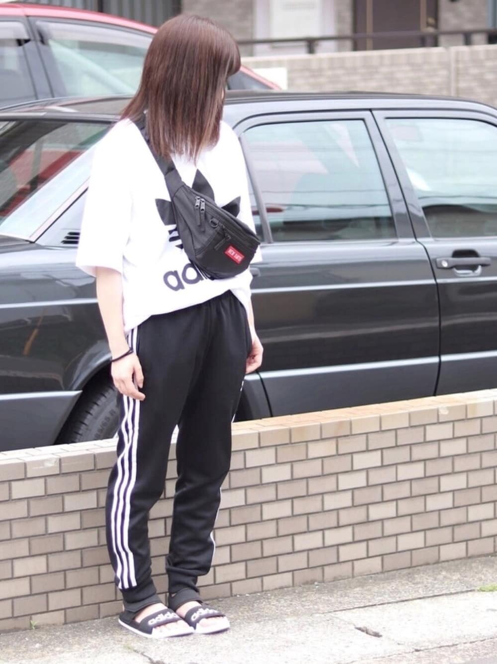 「ウエストポーチ、adidas、夏だ！Tシャツ着よう！、adidasTシャツ、トラックパンツ、サンダル」｜「WEGOのアイテム（ボディバッグ/ウエストポーチ、ブラック系）」を使った、ANNAさん（レディース・155cm）の夏コーディネートの1枚目の写真