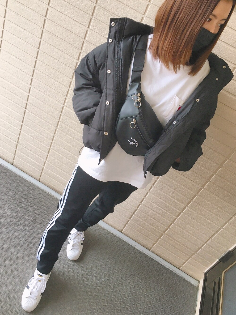 「休日スタイル、ストリートコーデ、ゆるくいきましょうな日、Tシャツ、ダウンジャケット、トラックパンツ、adidas、#スニーカー、ウエストポーチ」｜「WEGOのWEGO/ショートフェイクダウンジャケット（ダウンジャケット/コート、ブラック系）」を使った、ANNAさん（レディース・156cm）の春コーディネートの1枚目の写真