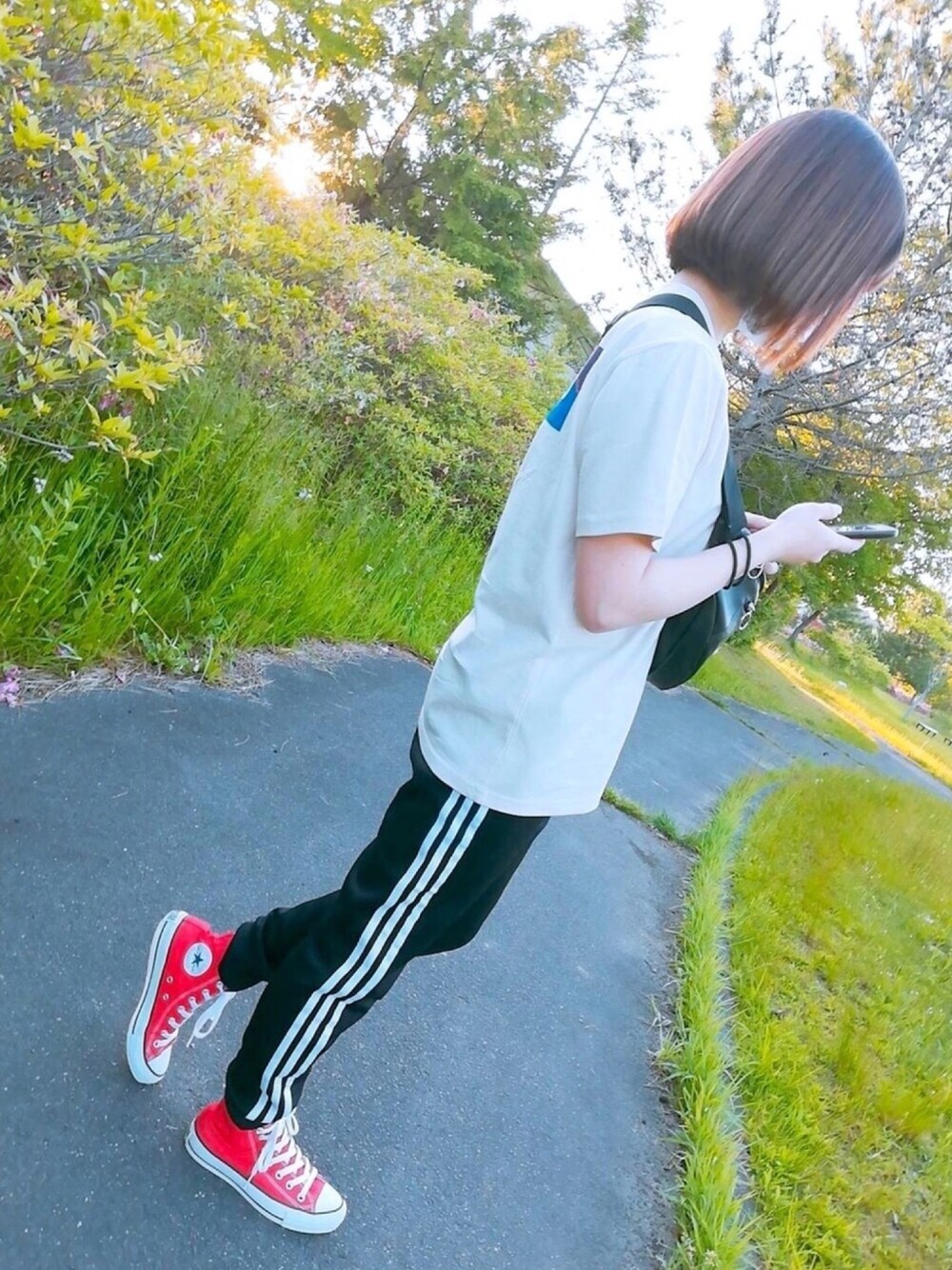 「休日コーデ、Tシャツ、トラックパンツ、ウエストポーチ、赤のコンバース、ootd、スポーツミックス、誕生日でした」｜「Amerikayaのアイテム（Tシャツ/カットソー、ベージュ系）」を使った、ANNAさん（レディース・156cm）の春コーディネートの1枚目の写真