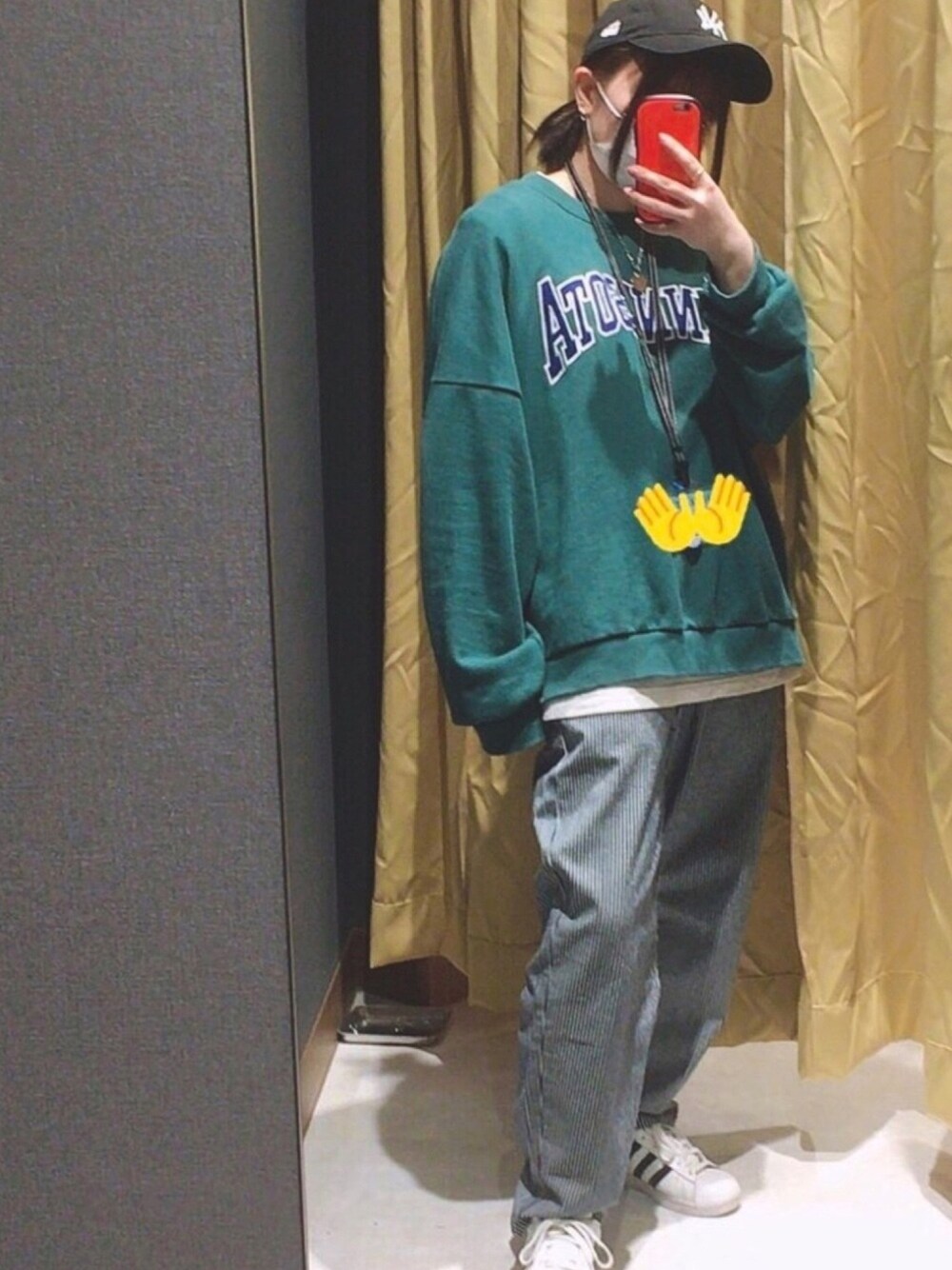 「仕事スタイル、メンズライクコーデ、ストリートコーデ、カレッジスウェット、ストライプパンツ、adidas、NEW ERA、仕事の休憩、アパレルスタッフ」｜「NEW ERAのニューエラ 9TWENTY キャップ ストラップバック ウォッシュドコットン MLB ニューヨークヤンキース NEW ERA（キャップ、ブラック系）」を使った、ANNAさん（レディース・156cm）の春コーディネートの1枚目の写真